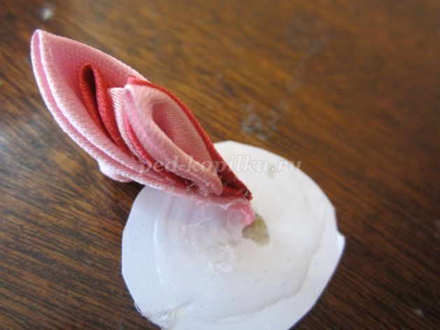 Цветок из атласных лент: мастер-класс, часть 2