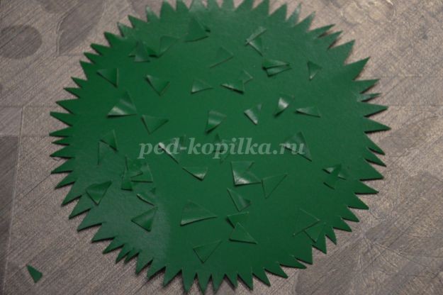 Лис из цветной бумаги на цветочной полянке Лис из цветной бумаги на цветочной полянке