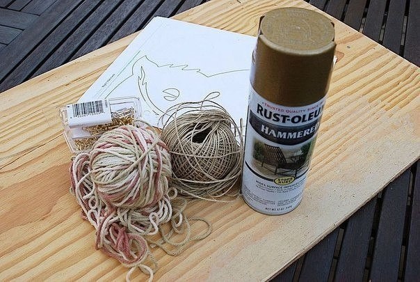 Панно с совушкой из ниток и гвоздей Панно с совушкой из ниток и гвоздей