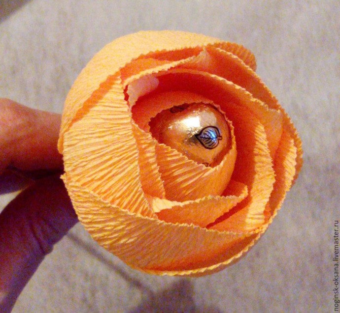 ​Учимся делать розу из гофрированной бумаги с конфеткой в середине