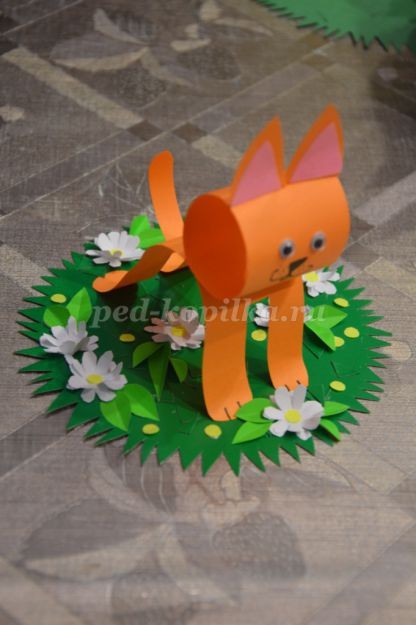 Лис из цветной бумаги на цветочной полянке Лис из цветной бумаги на цветочной полянке