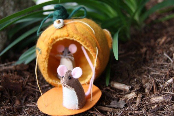 Мышки из фетра в тыквенном домике Мышки из фетра в тыквенном домике