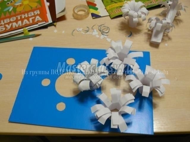 Аппликация из бумаги с объёмными белыми цветами Аппликация из бумаги с объёмными белыми цветами