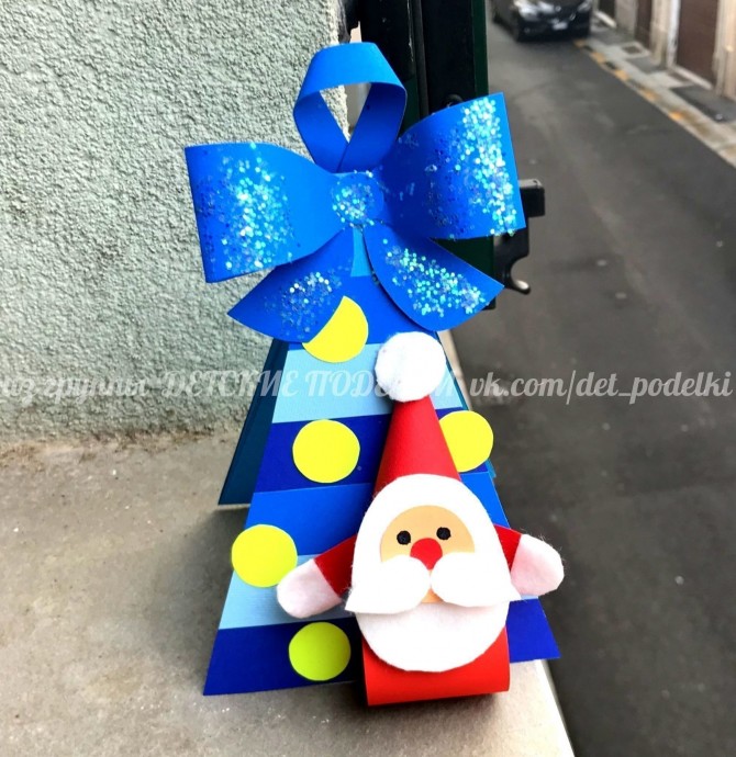 Дед Мороз у елочки