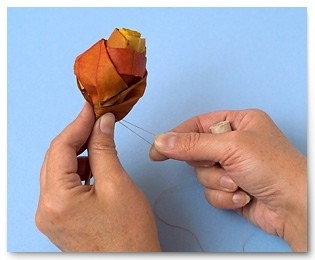 Делаем с детьми розы из листьев