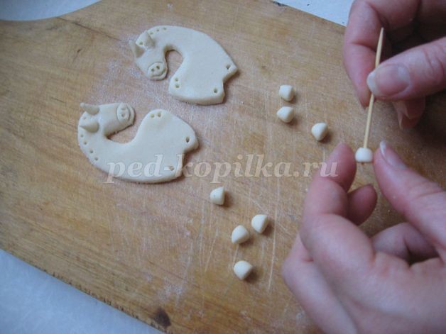 Лошадки-магниты из соленого теста: мастер-класс, часть 2