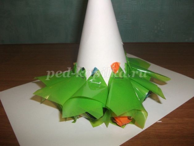 Ёлочка из конфет: мастер-класс, часть 2 Ёлочка из конфет: мастер-класс, часть 2