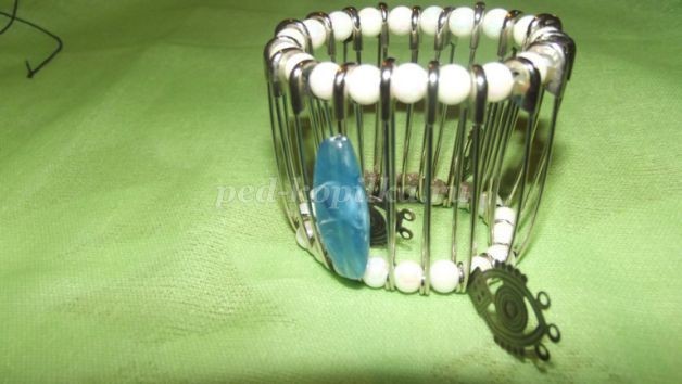 Браслет из булавок детскими руками Браслет из булавок детскими руками