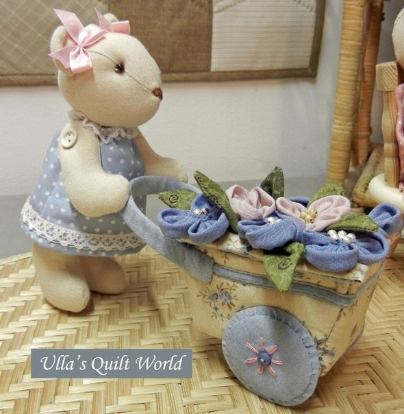 Мишка-девочка с тележкой: мягкая игрушка детскими руками