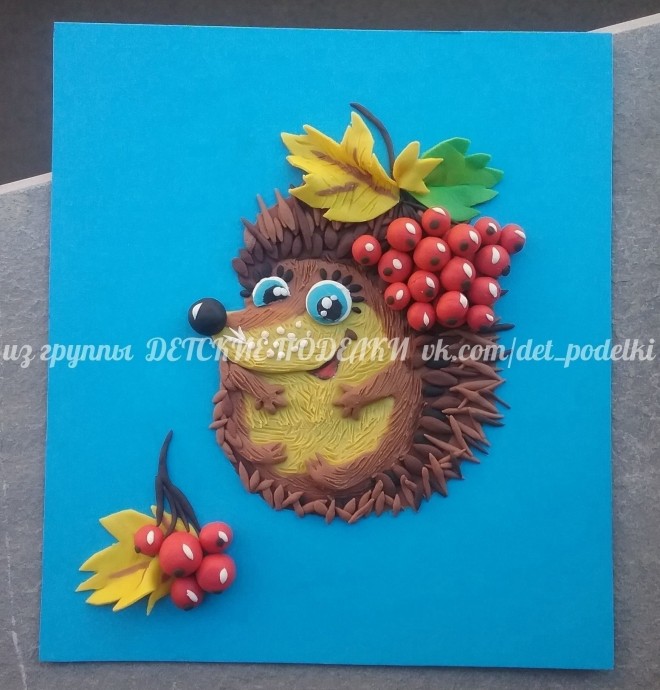 ​Пластилиновая аппликация "Ёжик и калина"