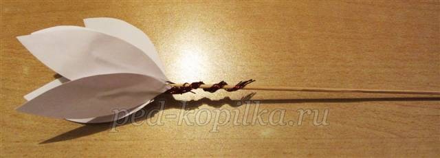 Лилия из бумаги детскими руками