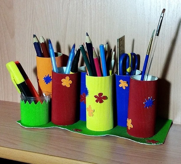 Яркие карандашницы из картонных втулок