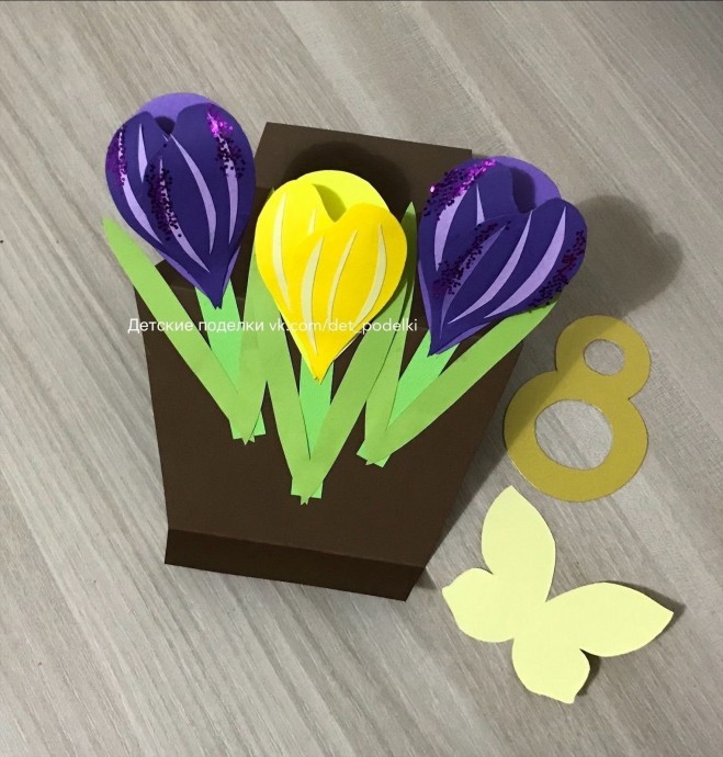 Горшочек с крокусами