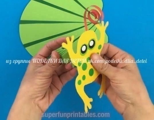 ​Лягушки-попрыгушки на бумажной пружинке