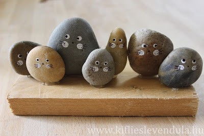 Зайцы из камней и фетра