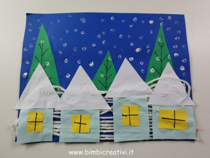 Зимние заснеженные домики возле леса