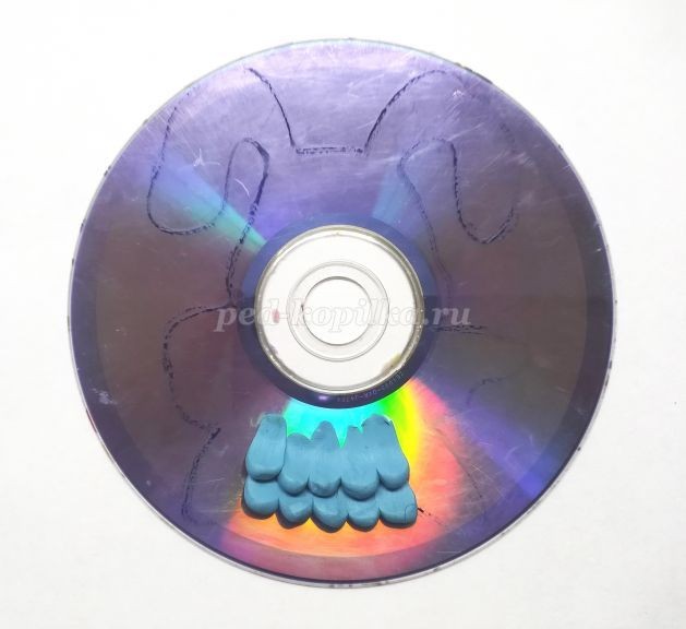 Пластилинография на диске: зайчик, часть 2