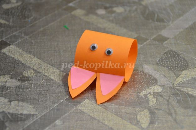 Лис из цветной бумаги на цветочной полянке Лис из цветной бумаги на цветочной полянке