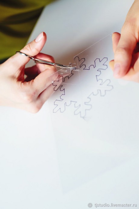 Снежинки из прозрачных упаковочных материалов