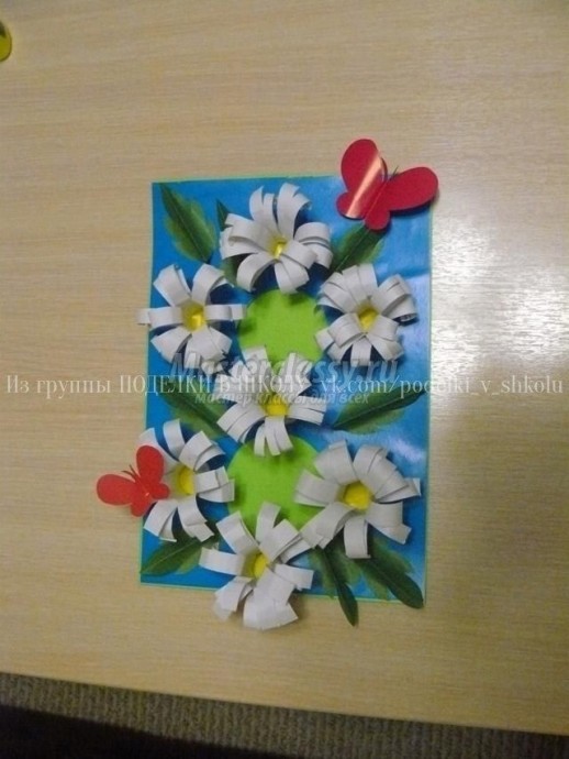 Аппликация из бумаги с объёмными белыми цветами Аппликация из бумаги с объёмными белыми цветами