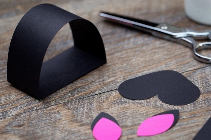 Черная кошка из цветной бумаги Черная кошка из цветной бумаги