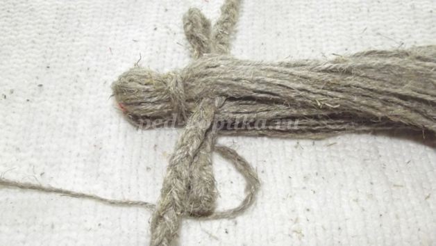 ​Коза из шпагата детскими руками: мастер-класс, часть 2