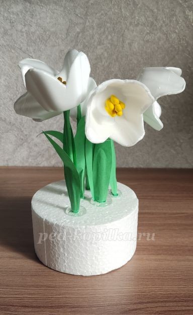 Подснежники из яичных лотков