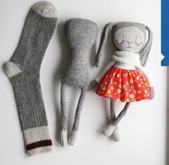 Симпатичные и простые игрушки из обычных носков: идеи для детского творчества