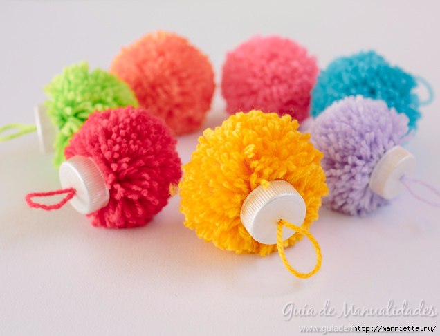 Елочные игрушки из помпонов своими руками Елочные игрушки из помпонов своими руками