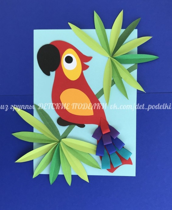 ​Объемный попугай среди листьев