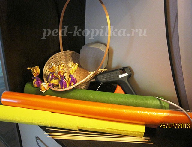 Букет из конфет детскими руками: мастер-класс, часть 1 Букет из конфет детскими руками: мастер-класс, часть 1