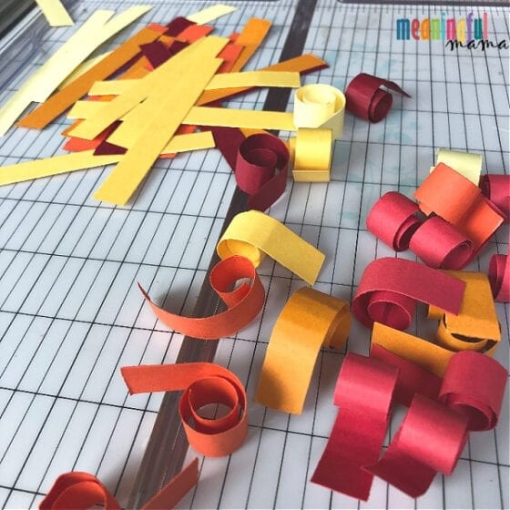 "Кудрявое" осеннее дерево из бумажных полос