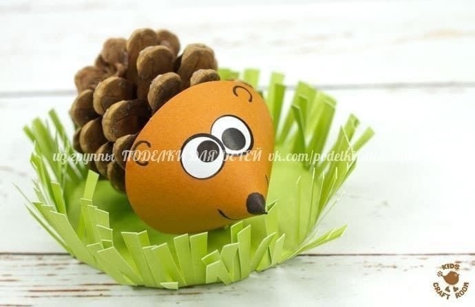 Милый ежик из шишки и картона
