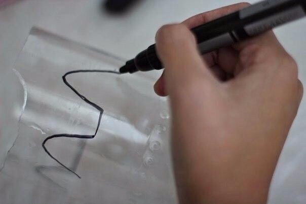 Горшок детскими руками из пластиковой бутылки Горшок детскими руками из пластиковой бутылки