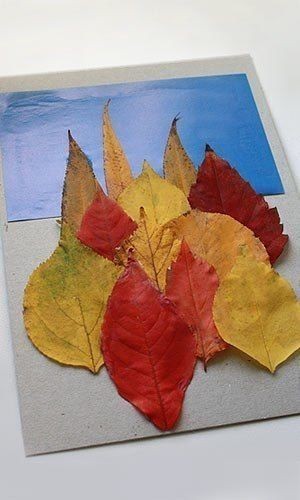 Открытка с использованием разноцветных осенних листьев
