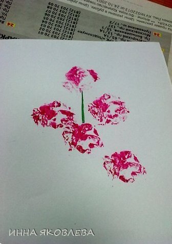 Красивая картина с помощью штампования роз газетой