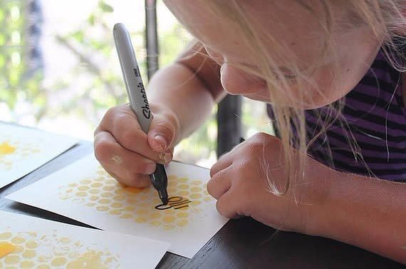 Рисуем с детьми пчелок с сотами