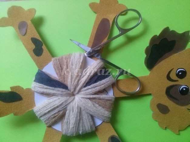 Собачки из помпонов и бумаги