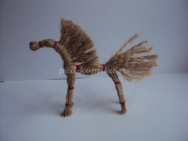 Конь и коза из шпагата детскими руками: часть 2