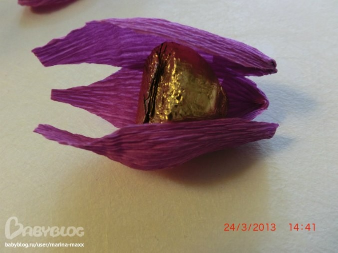 ​Тюльпан с конфеткой внутри из гофрированной бумаги