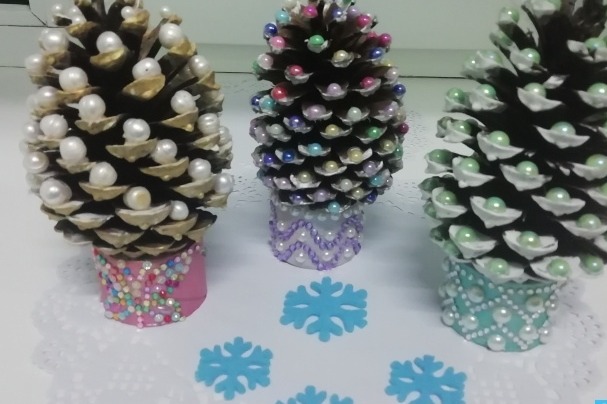 Ёлочки из шишек