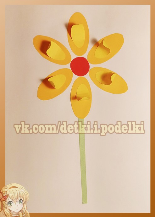 Жёлтый цветок с объёмными лепестками