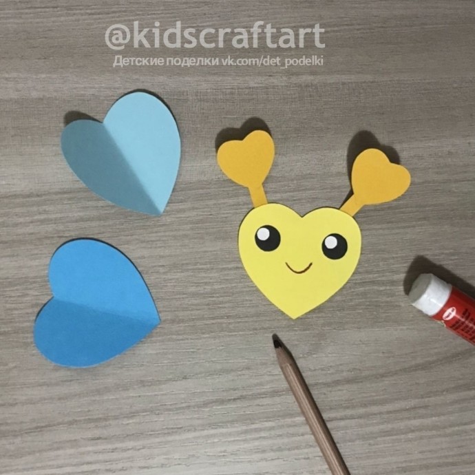 Простая аппликация открытка из сердечек "Пчелка" Простая аппликация открытка из сердечек "Пчелка"