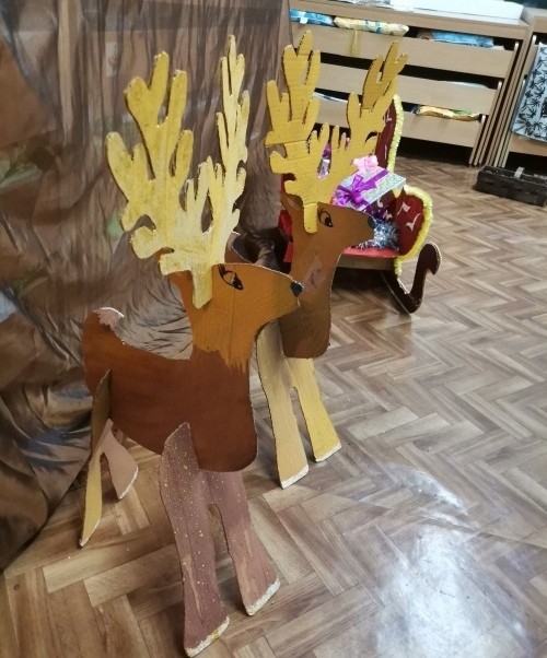 Праздничные олени из картона