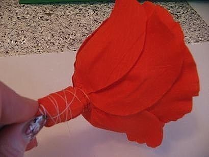 Реалистичные розы из гофробумаги