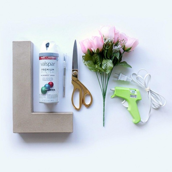 Монограмма из искусственных цветов