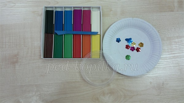 Аппликация из пластилина "На лужайке" Аппликация из пластилина "На лужайке"