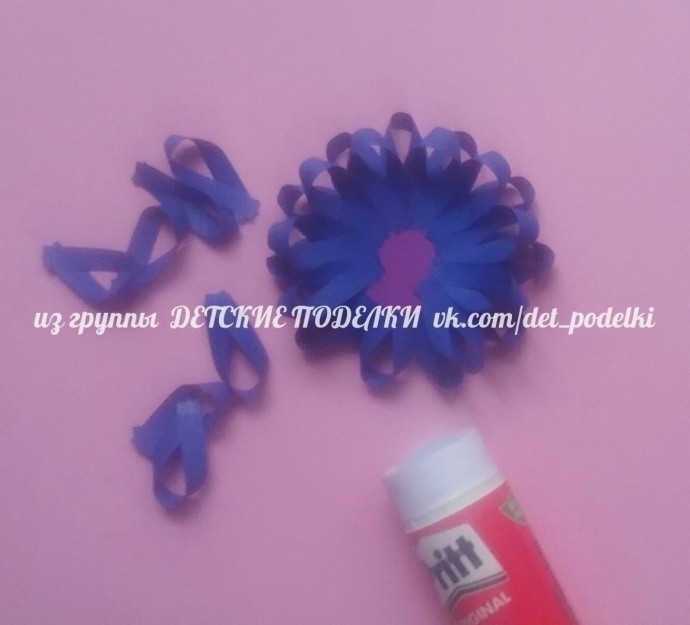 ​Объёмные цветы на фоне листьев