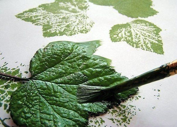Рисуем смородинку листьями и тычками