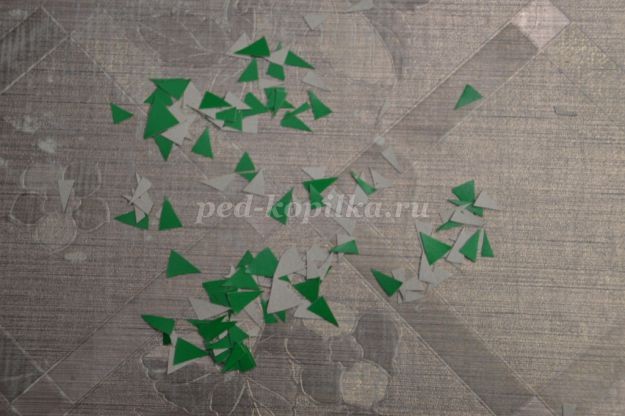 Лис из цветной бумаги на цветочной полянке Лис из цветной бумаги на цветочной полянке